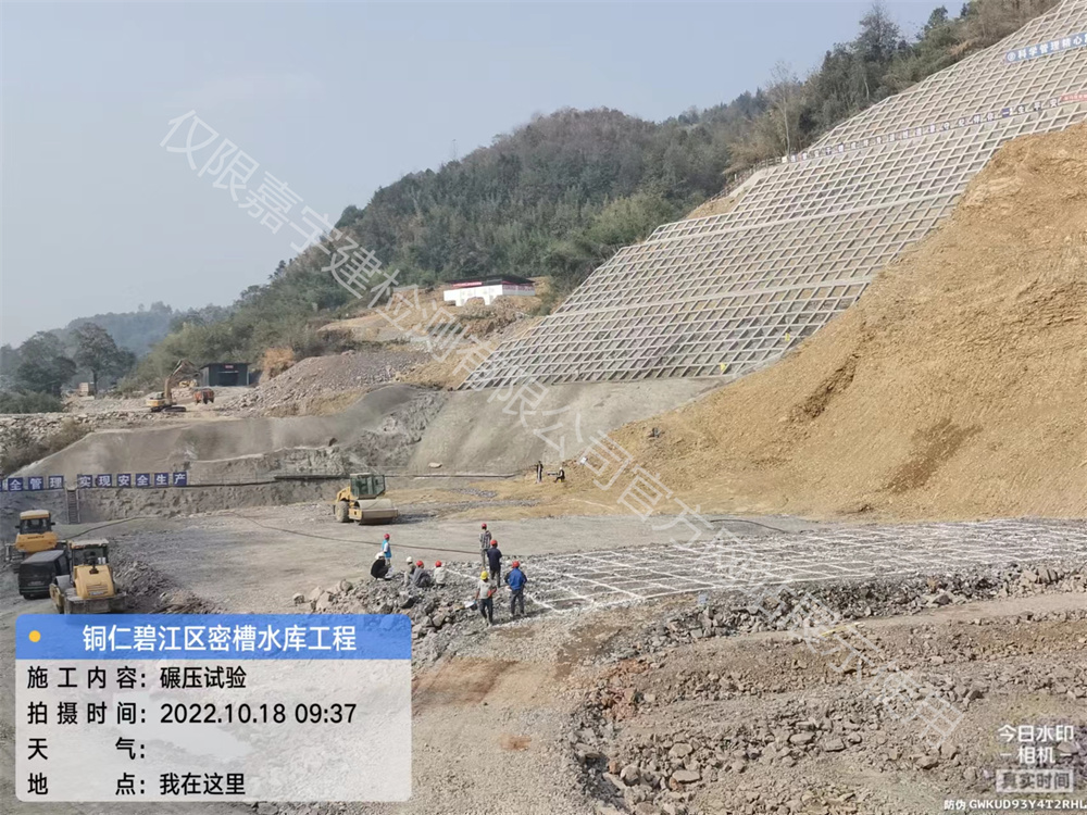 密槽水库碾压1018（3）.jpg
